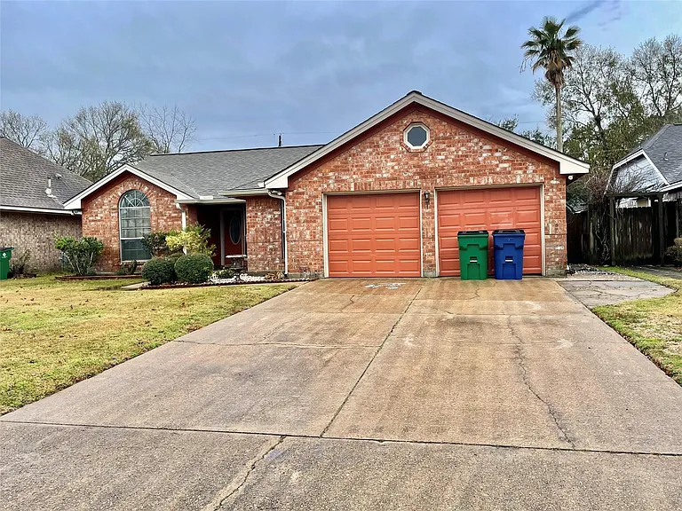 704 Manor Dr — Photo 5