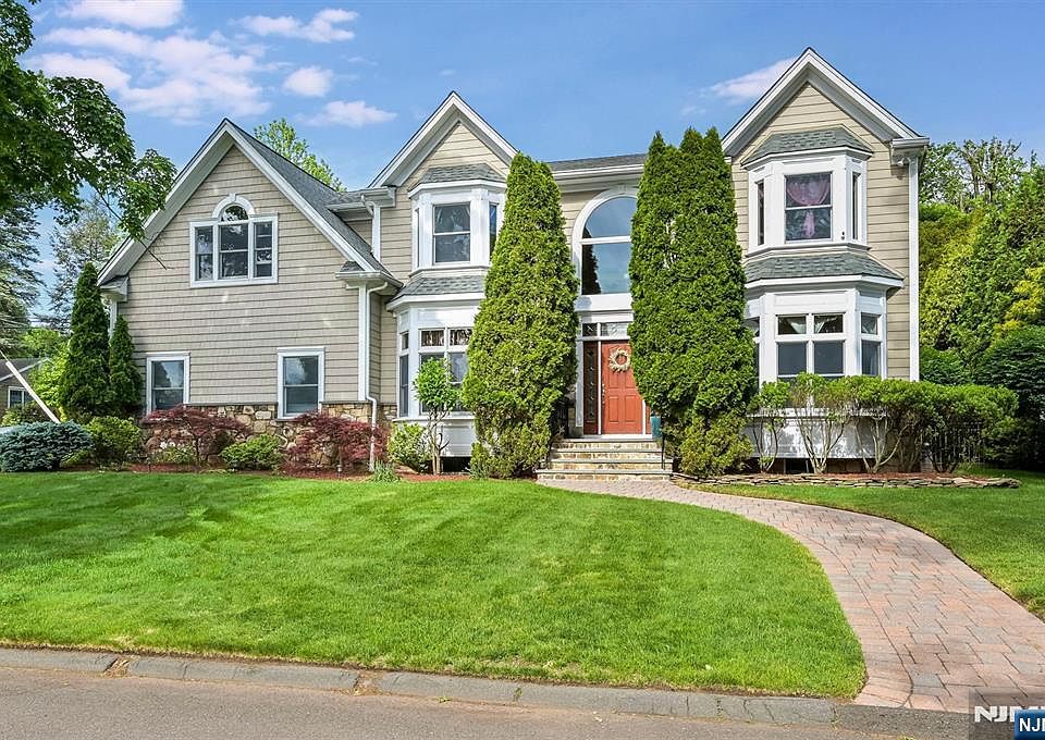 1st image of 111 Magnolia Ave