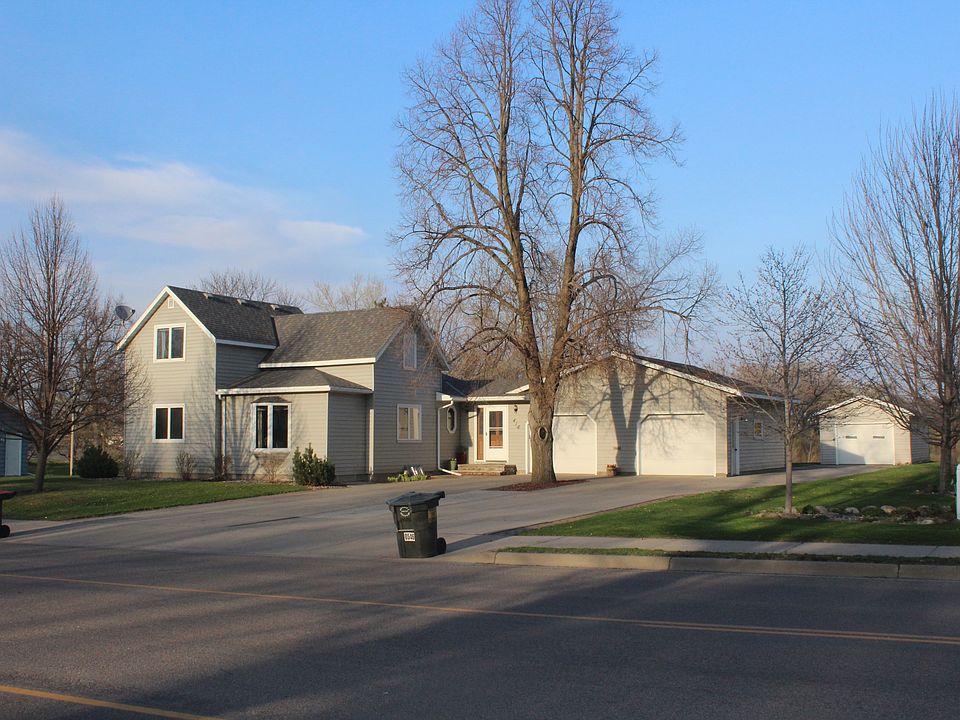 Front / large driveway