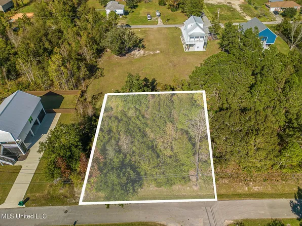 206 Piney Ridge Rd, Waveland, MS 39576