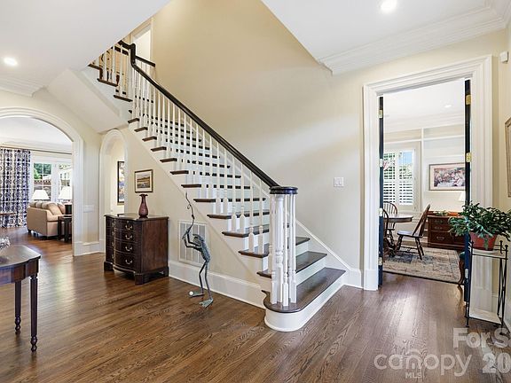 5th image of 2044 Queens Rd W