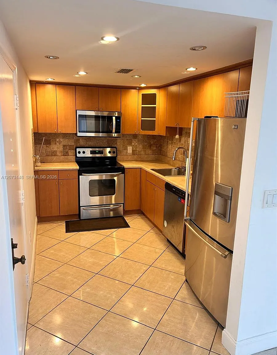 Emerald Hills C C Apts Co — Photo 4