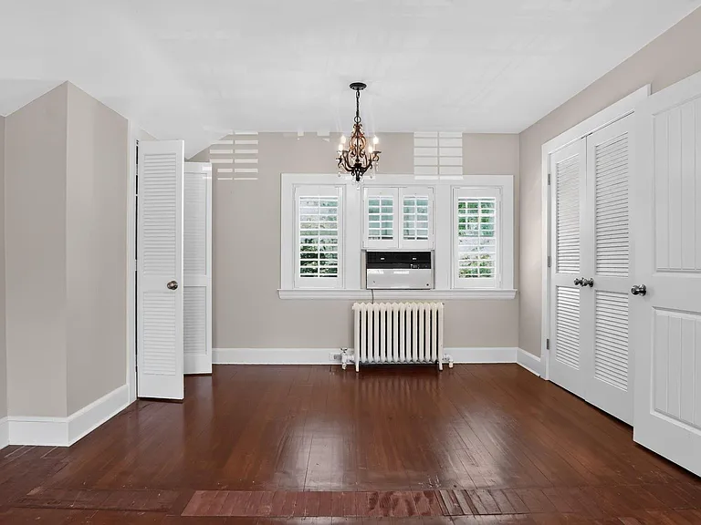 1058 Plandome Rd — Photo 8