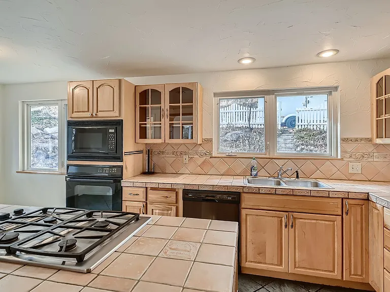 1045 Gilbert St — Photo 13