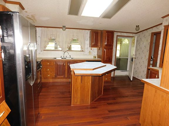 3rd image of 305 Jones Rd