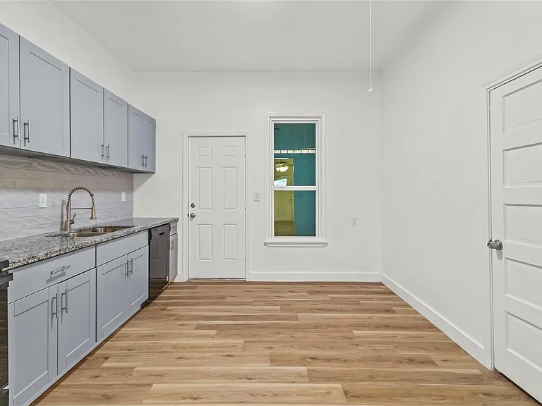 436 E Peach St #B — Photo 6