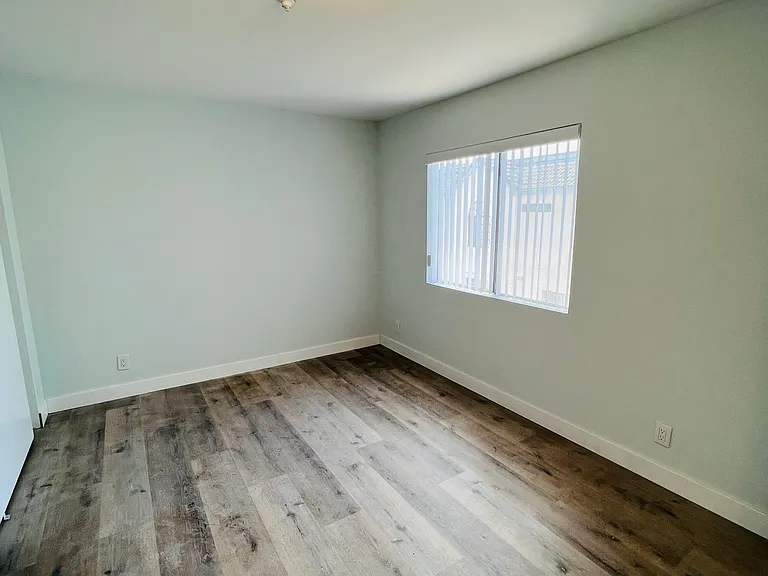 327 La France Ave #E — Photo 16