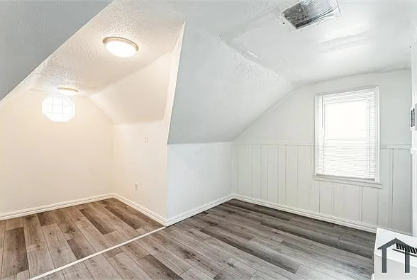 872 Valencia Ave — Photo 9