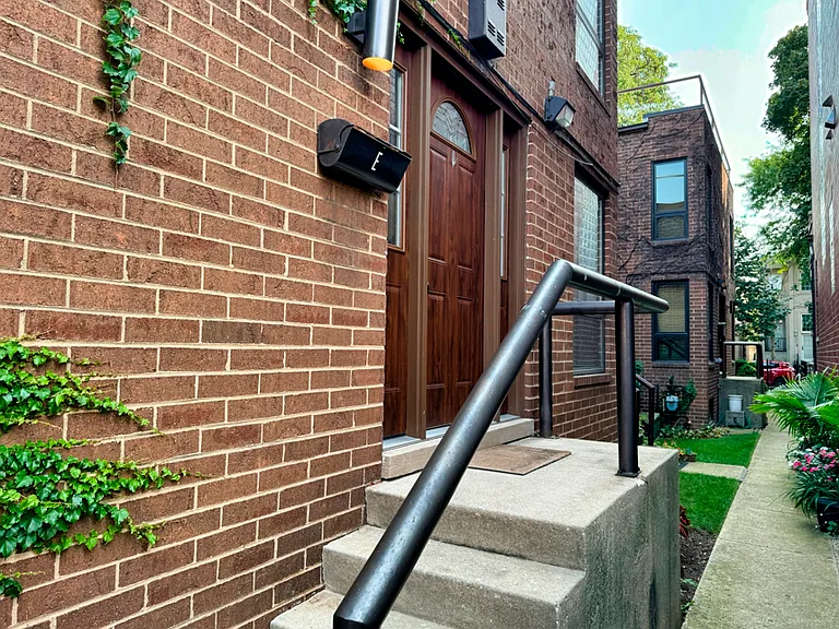 2644 N Wayne Ave #E — Photo 2
