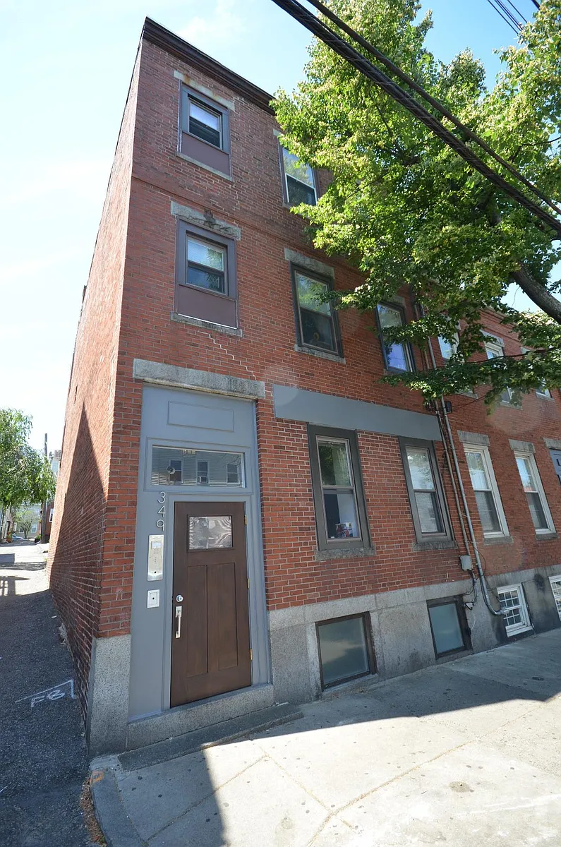 Building Photo - 349 Sumner St #3