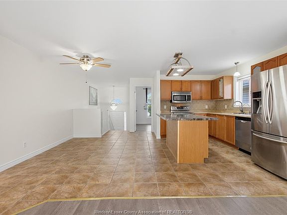 5th image of 1039 Clover Ave