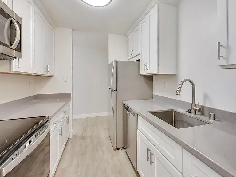 1016 Continentals Way — Photo 3