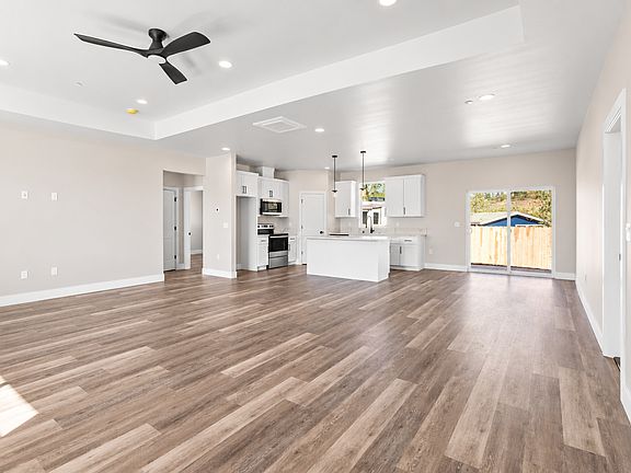 5th image of 440 Leisure Ln