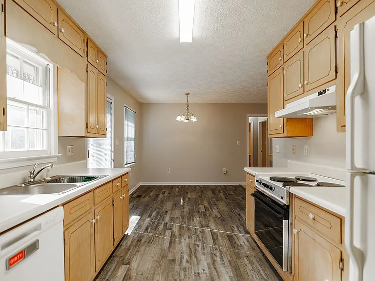 1160 Grayson Ln — Photo 4