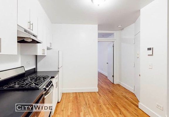3rd image of 230 E 89th St #3