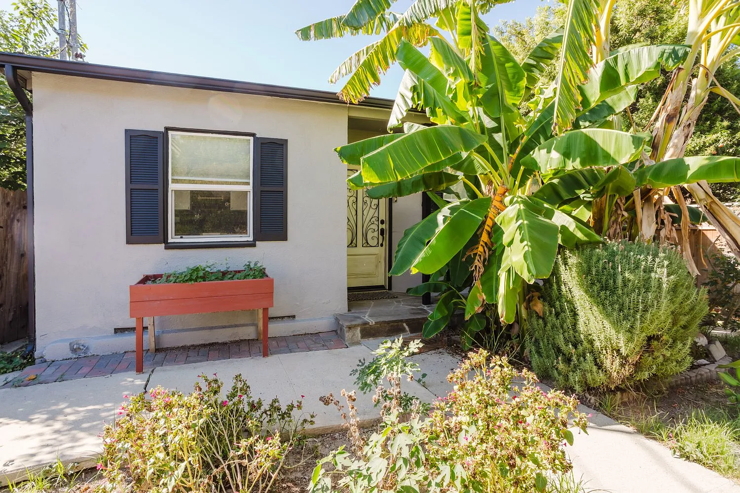 3 bed, 900 sqft, $3,300 — Photo 3