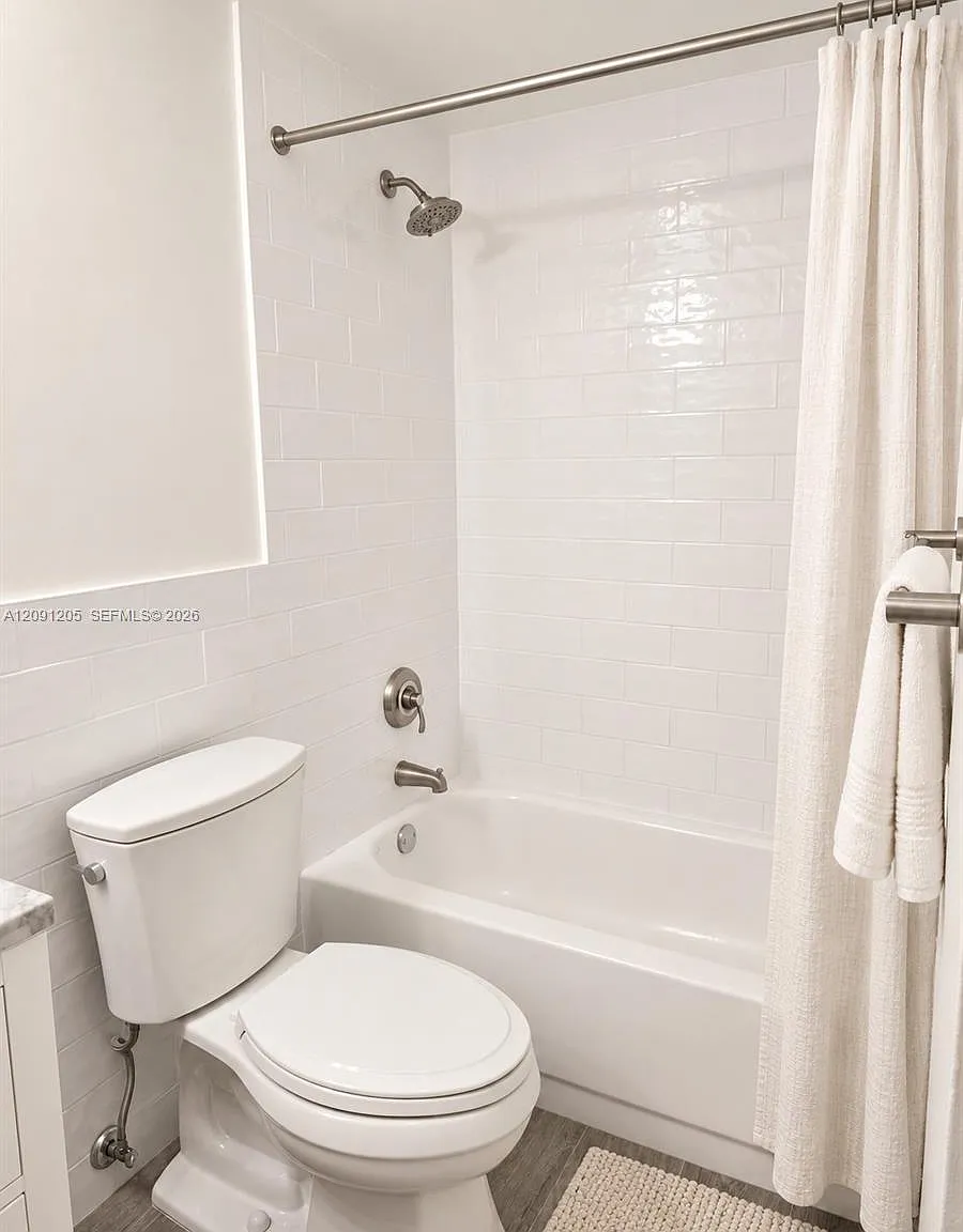 Edgewater East Condo Apts — Photo 4