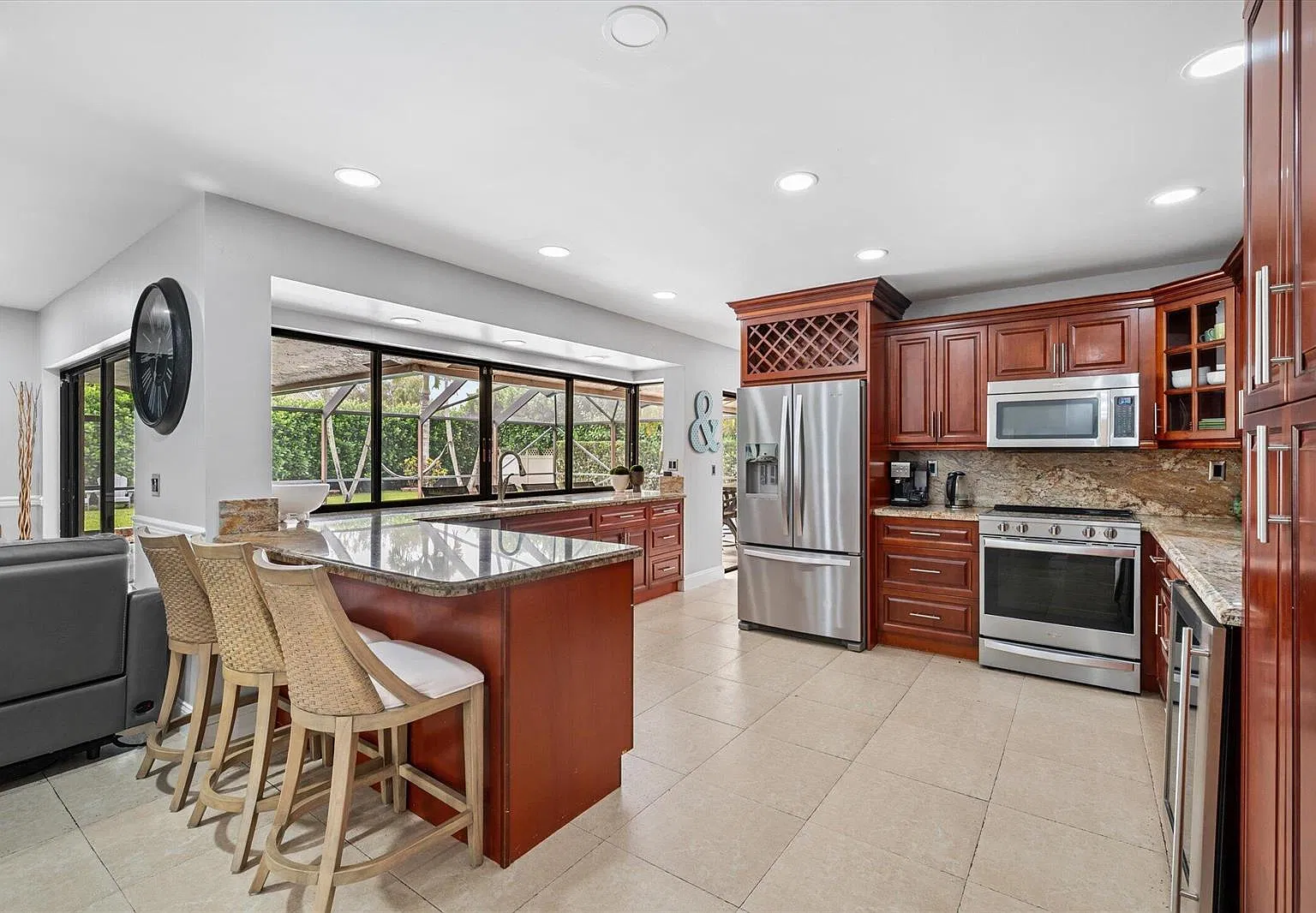 4 bed, 2118 sqft, $5,800 — Photo 4