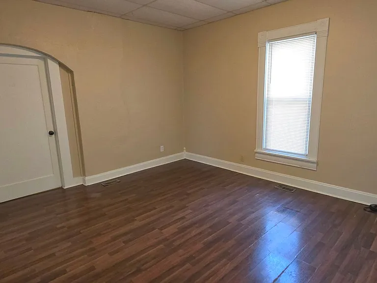 525 W Scott St — Photo 6