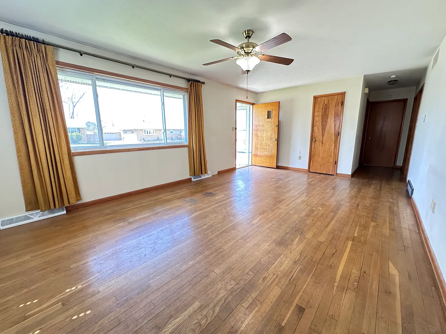 3 bed, 1025 sqft, $1,800 — Photo 3