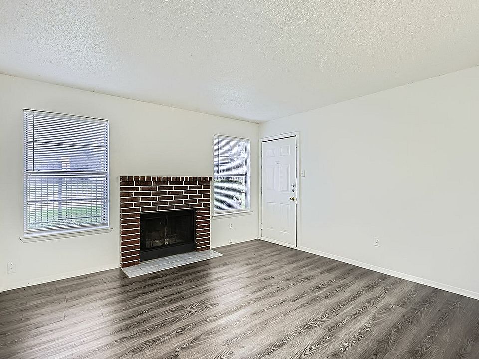 3700 S Tyler St 102 - Web Quality - 001 - 02 Living Room