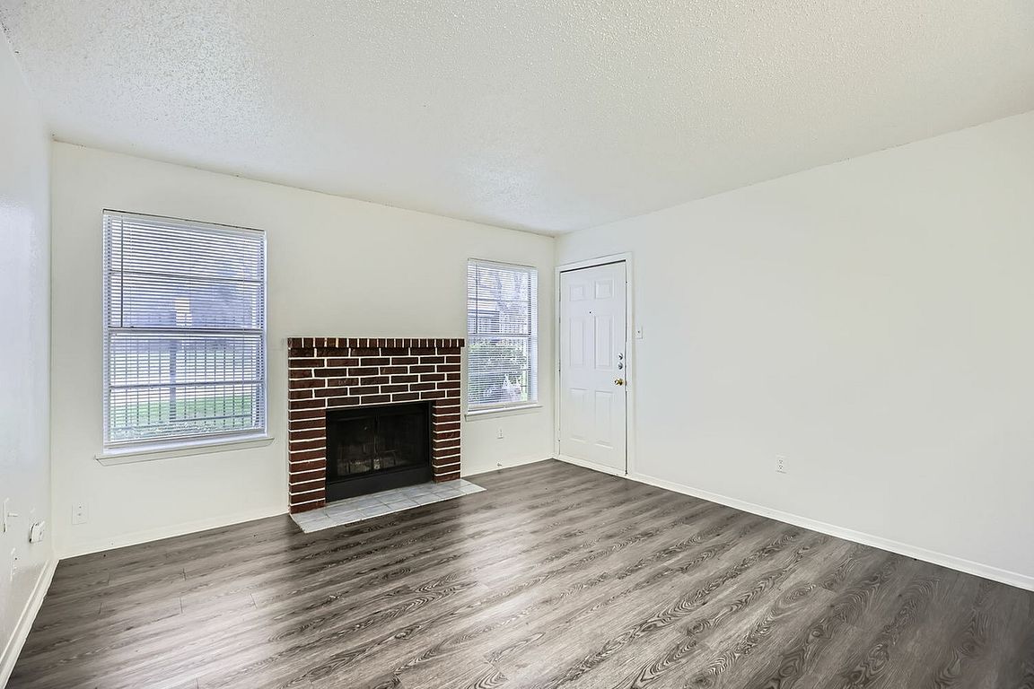 3700 S Tyler St 102 - Web Quality - 001 - 02 Living Room