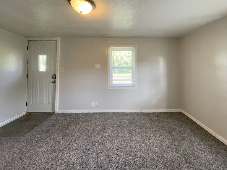 1521 & 1521 1/2 E Kirby Ave (AARC Management, LLC) — Photo 4