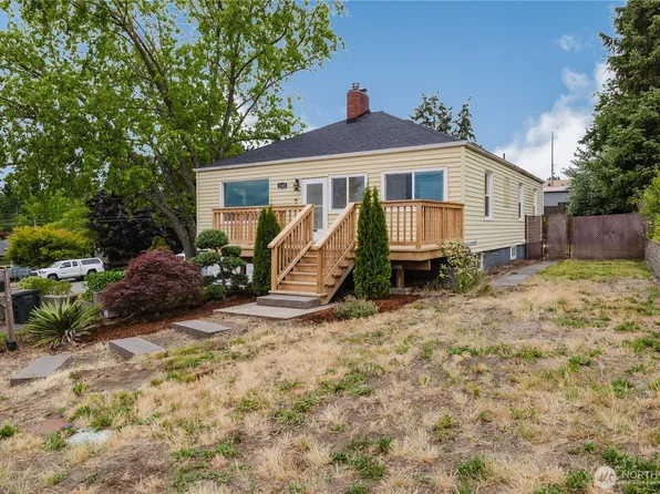 1102 E 33rd St SW, Bremerton, WA 98310