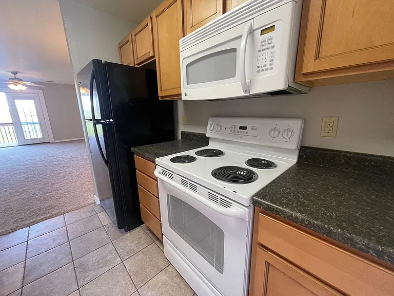 240 Toni Ln #D — Photo 8
