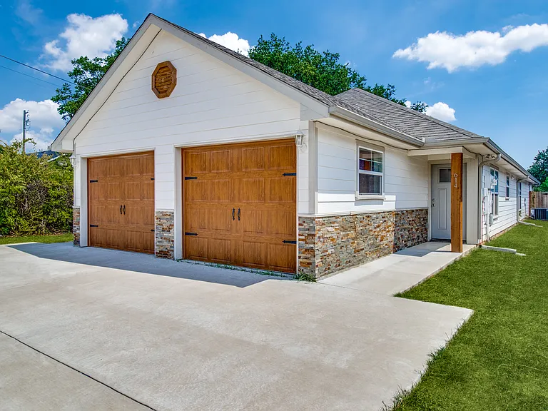 614 E College St — Photo 10