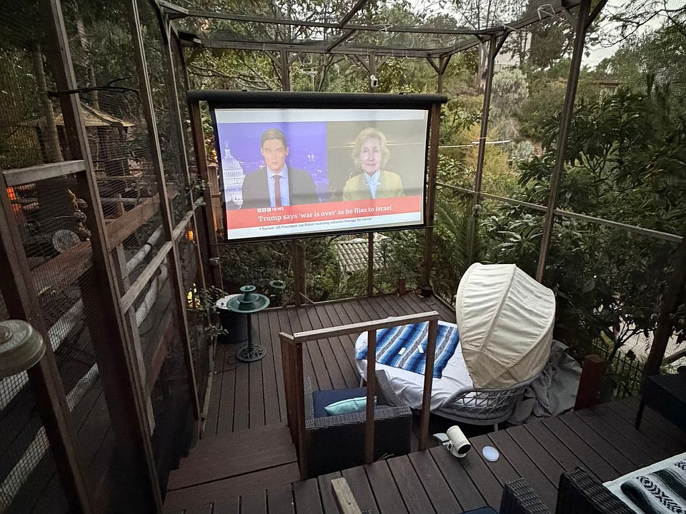 Outdoor Theatre / Bird Aviary : Furniture Included