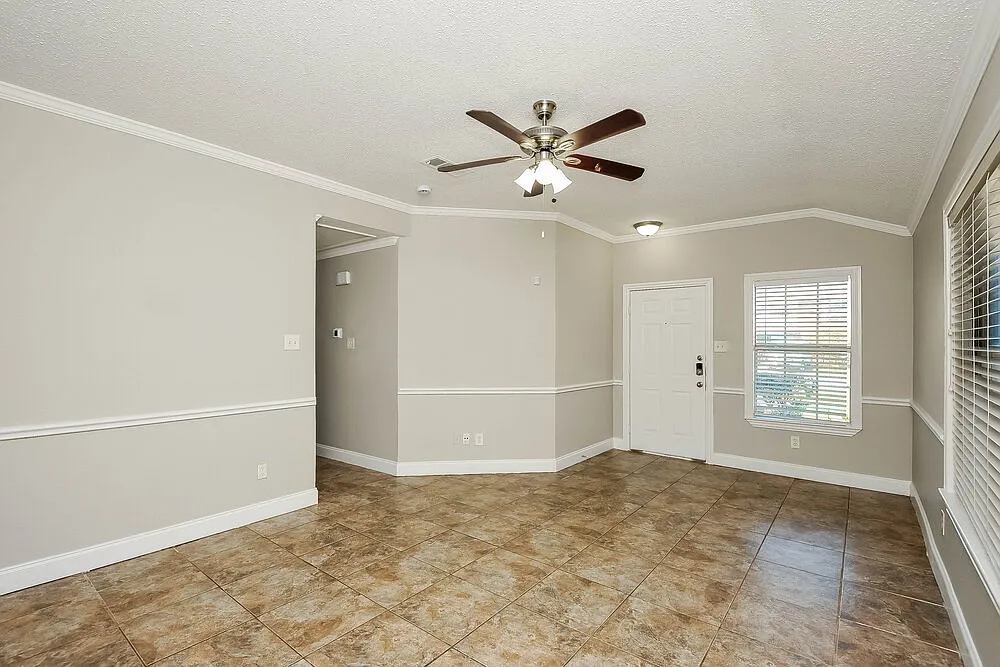 3 bed, 2.0 bath, 1255 sqft, $1,805 — Photo 3