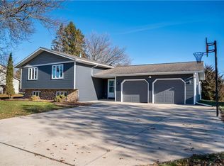 541 Flambeau Pkwy, Deforest, WI 53532