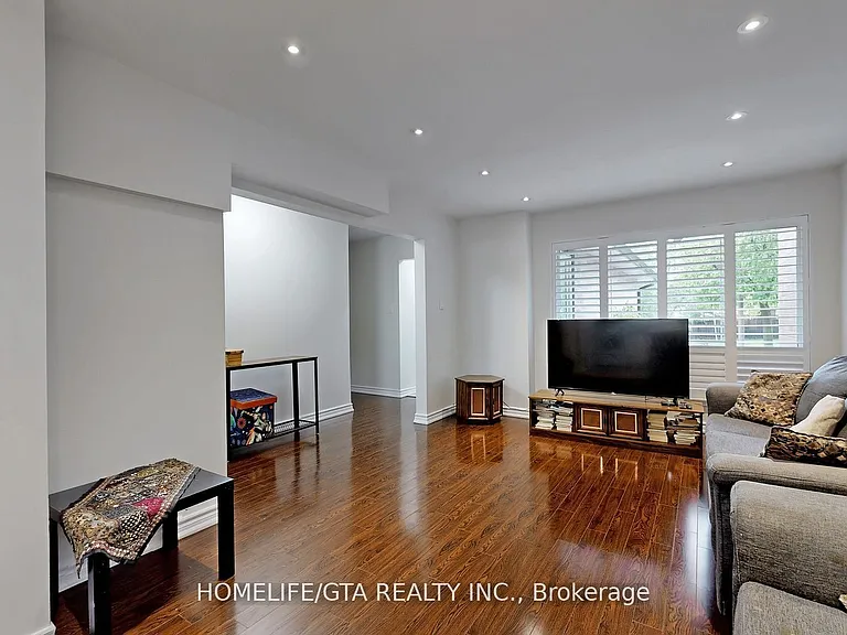 8 Whiteleas Ave — Photo 7