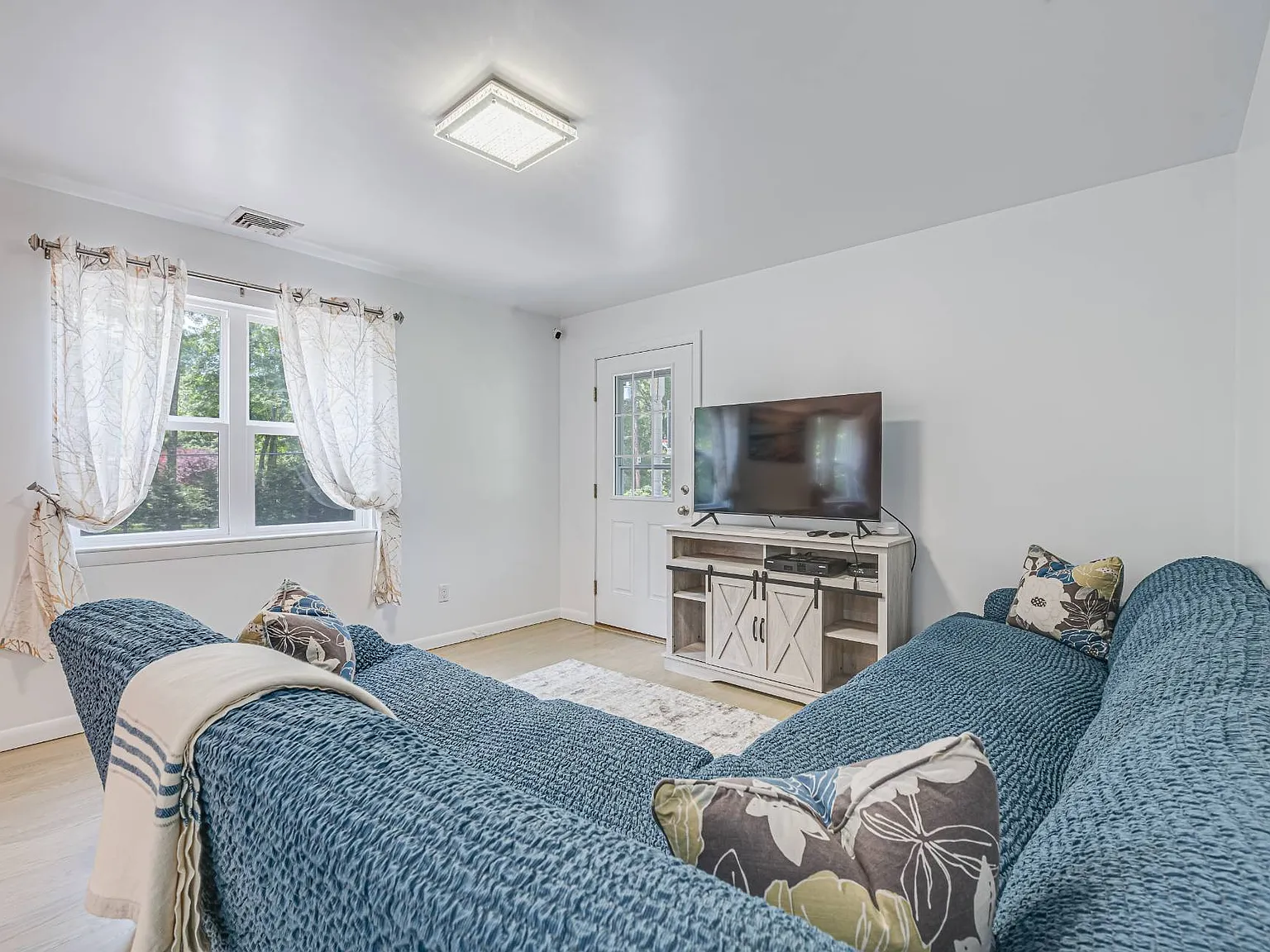 Charming Apartment in Southampton-Little Fresh Pond Area — Photo 3