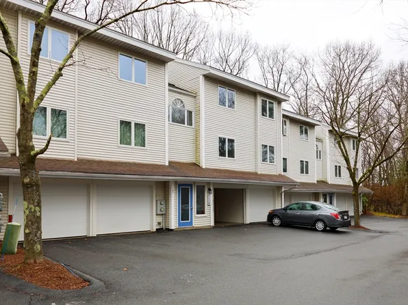 700 East St APT L, Walpole, MA 02081