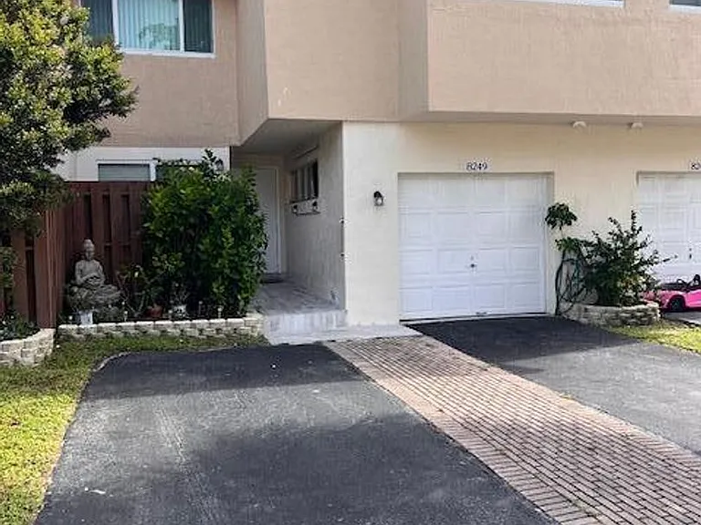 8249 NW 9th St #Townhouse 5 — Photo 11
