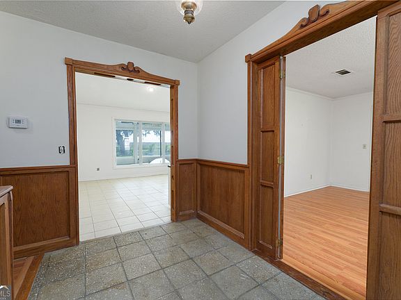 3rd image of 815 Devon Dr
