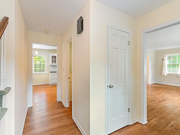 3rd image of 26 Florie Farm Rd