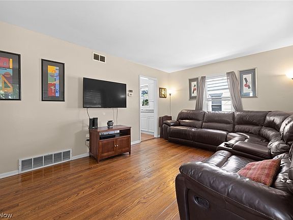 4th image of 15306 Montrose Ave