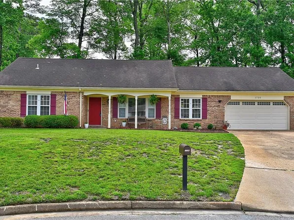 1720 Moon Valley Dr, Virginia Beach, VA 23453