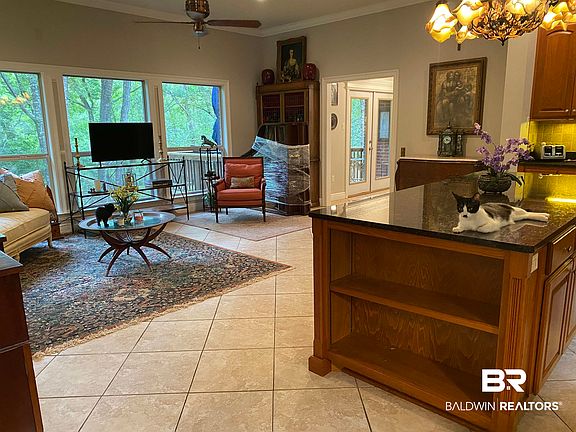 3rd image of 903 Camellia Ct