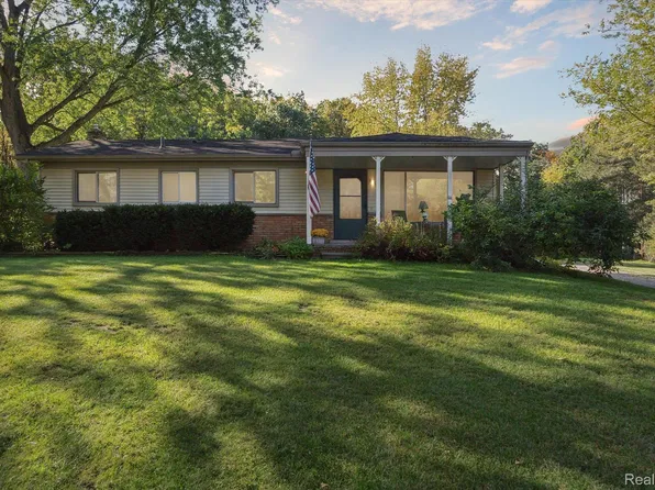 61801 Fairland Dr, South Lyon, MI 48178