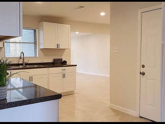 3rd image of 2118 Blueberry Ln