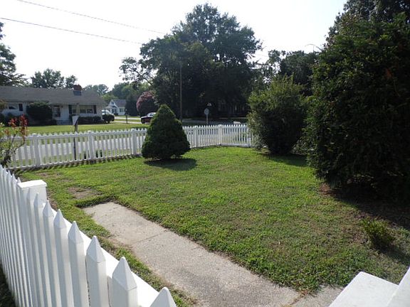 5th image of 810 Essex St