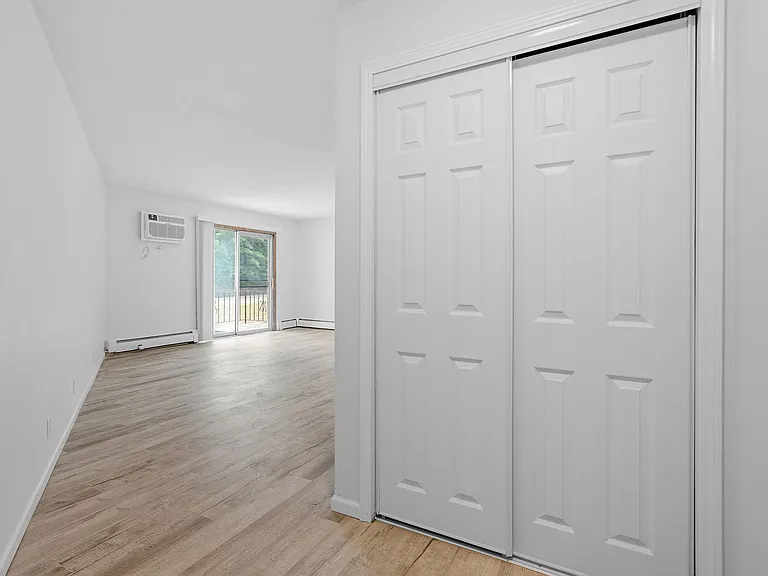 Oakwood Court Apartments — Photo 6
