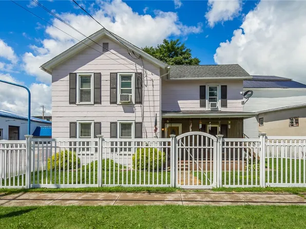 44 Geneva St, Lyons, NY 14489