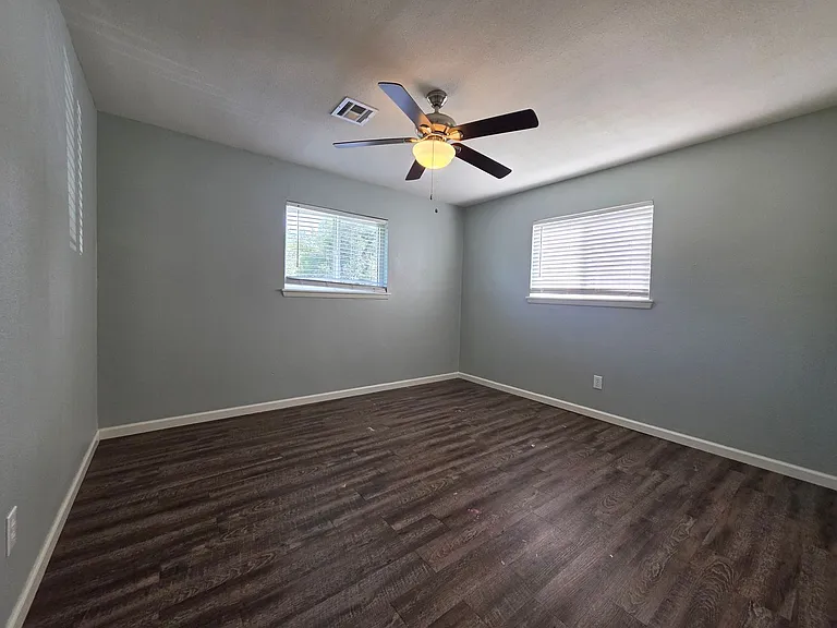 1115 E Parker St — Photo 15