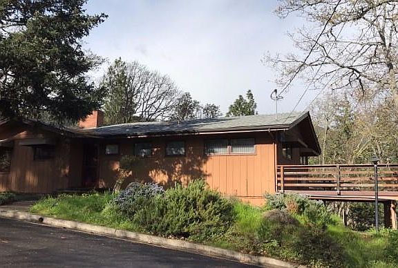 2nd image of 747 Leonard St