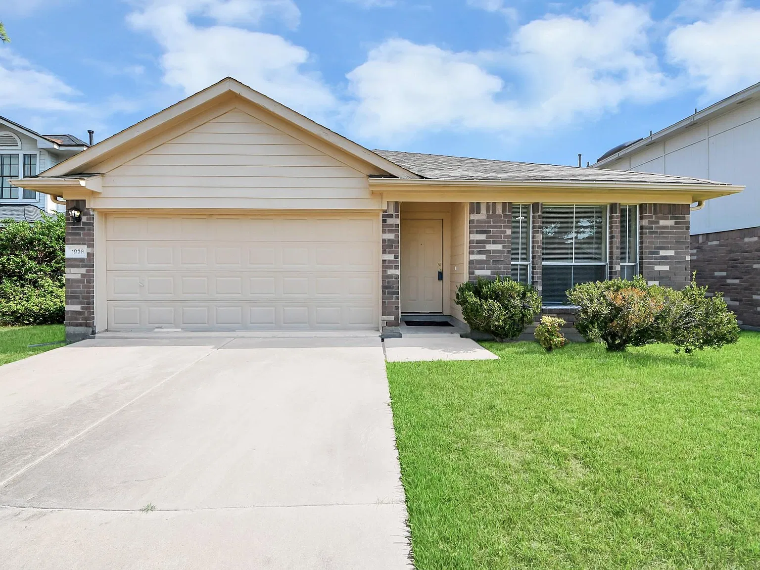 3 bed, 2.0 bath, 1589 sqft, $2,000 — Photo 3